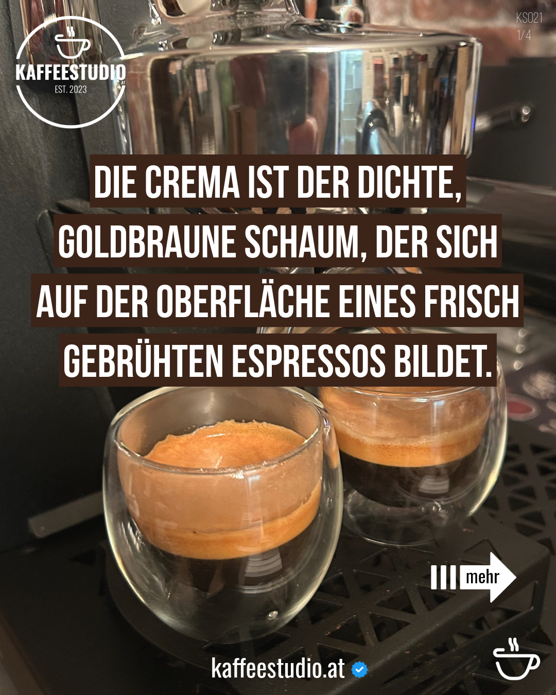 KAFFEEWISSEN CREMA - DIE GREMA IST DER DICHTE, GOLDBRAUNE SCHAUM, DER SICH AUF DER OBERFLÄCHE EINES FRISCH GEBRÜHTEN ESPRESSOS BILDET.
EINE STABILE, DICHTE UND GOLDBRAUNE CREMA DEUTET AUF EINE OPTIMALE EXTRAKTION DES ESPRESSOS HIN, BEI DER DIE AROMEN DES KAFFEES GUT FREIGESETZT WURDEN.
DIE CREMA IST AUCH EIN QUALITÄTSMERKMAL:
KÜRZLICH GERÖSTETE KAFFEEBOHNEN PRODUZIEREN MEIST EINE REICHERE UND STABILER AUSSEHENDE CREMA.
NACH KURZER ZEIT ENTWEICHEN CO2-BLÄSCHEN, WODURCH DIE CREMA DÜNNER WIRD UND VERSCHWINDET.